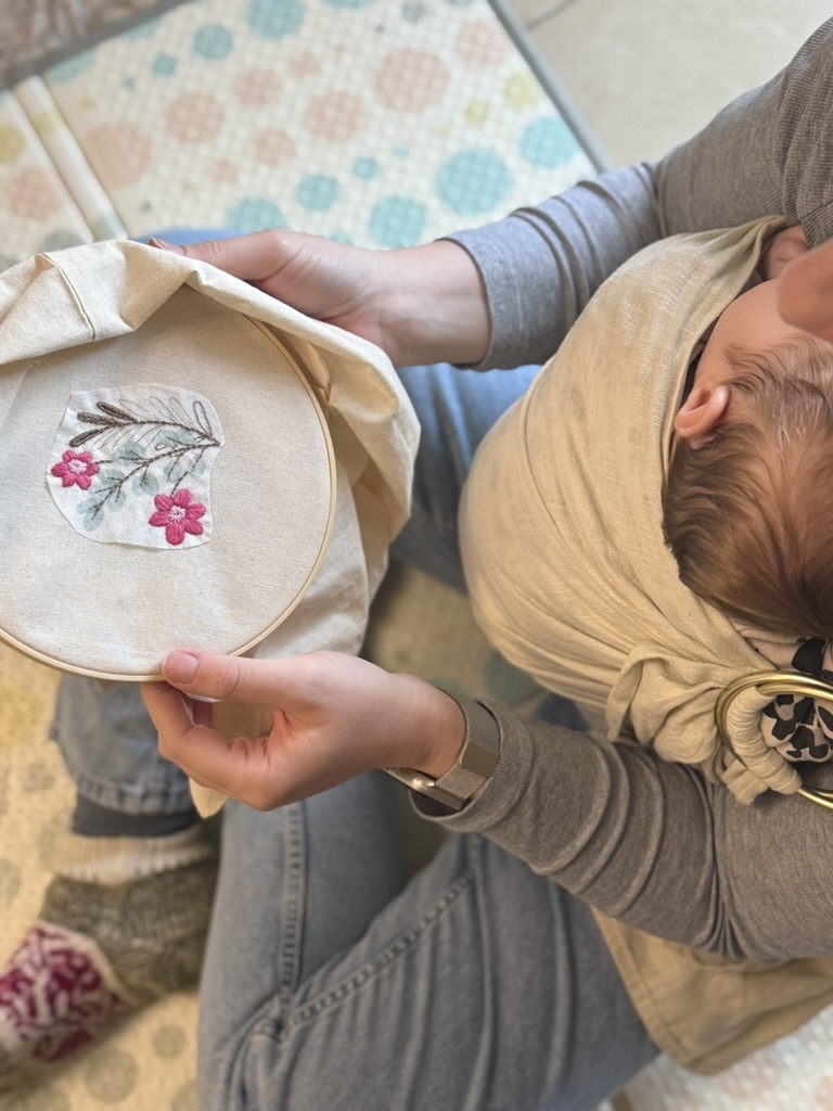 אמהות רוקמות בעמק חפר