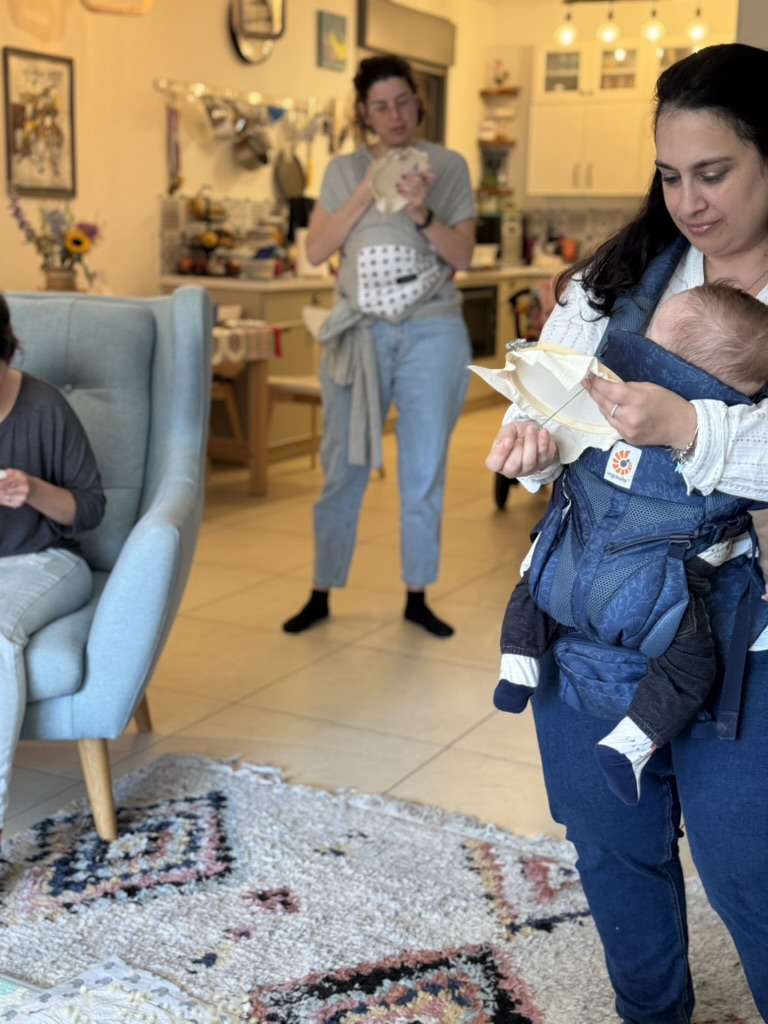 רקמה לאימהות בחופשת לידה